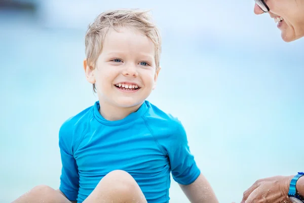 Pojke leker med mamma på stranden — Stockfoto