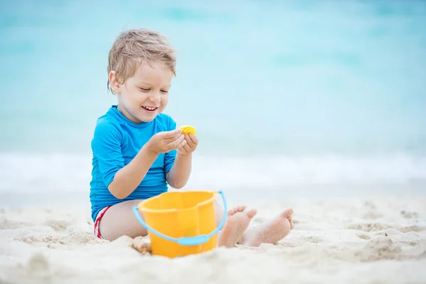 Mały chłopiec bawiący się na plaży — Zdjęcie stockowe