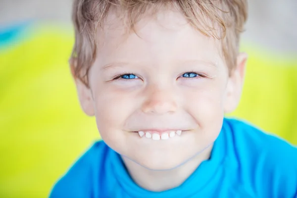 Ragazzino carino sorridente — Foto Stock