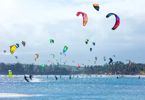 Kitesurfers jouissant de l'énergie éolienne — Photo