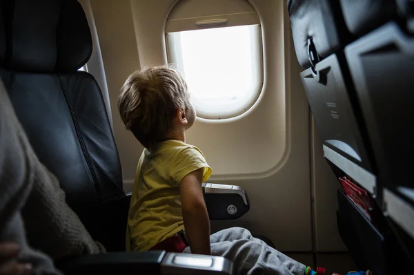 Menino no avião — Fotografia de Stock