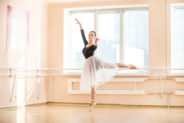 Jovem bailarina de ballet — Fotografia de Stock