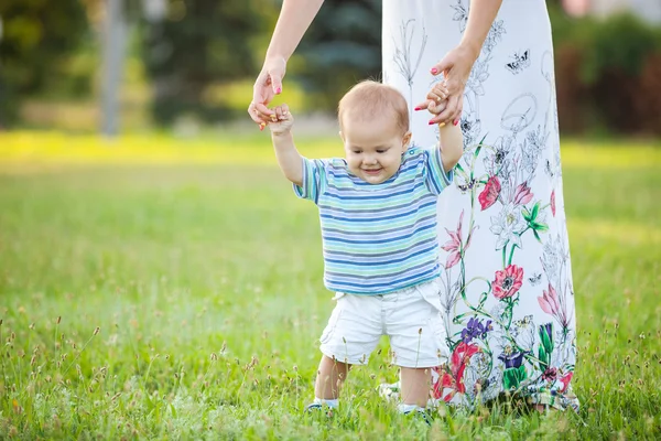 Bébé garçon marche avec maman — Photo