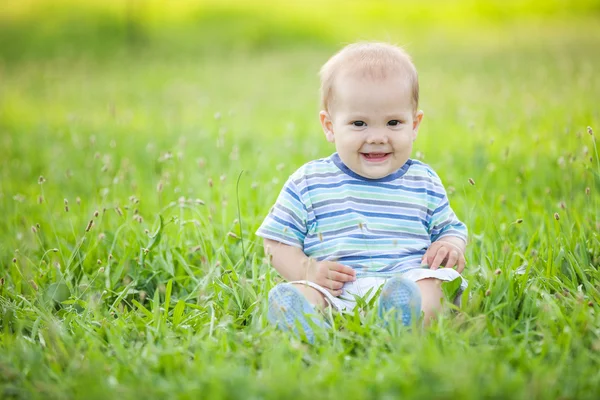 Glad liten pojke utomhus — Stockfoto