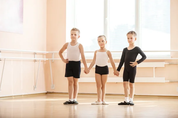 Les jeunes danseurs se réchauffent — Photo