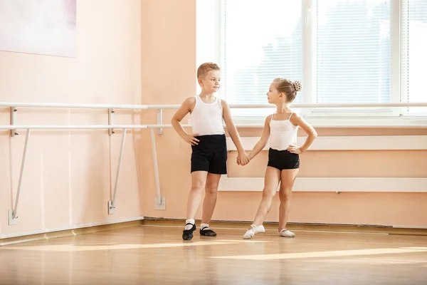 Jonge dansers doen oefening — Stockfoto