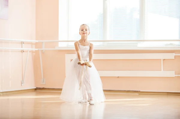 Little girl dancing with pointe shoes — Stock Photo, Image