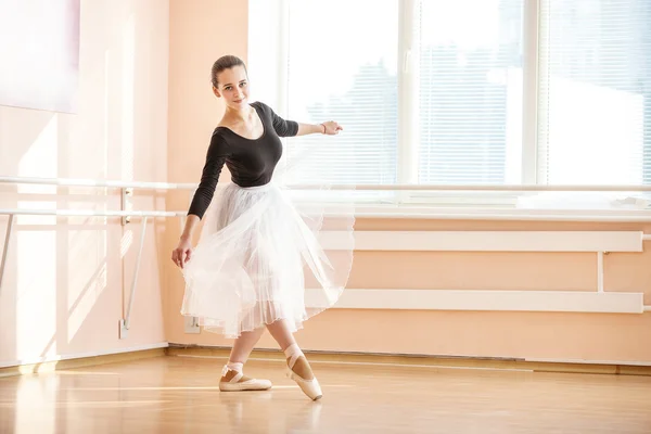 Joven bailarina de ballet — Foto de Stock