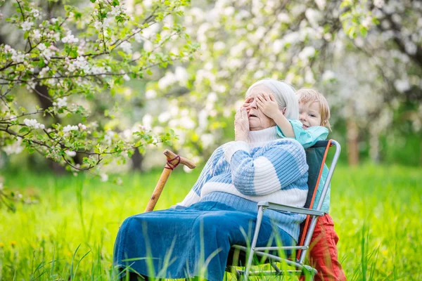 Pojke leker Tittut med mormor — Stockfoto