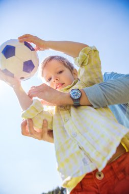 Futbol topu tutan çocuk