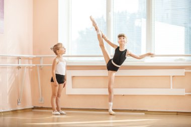 Barre pratik bale öğrenci