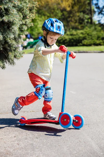 Kleiner Junge mit Roller — Stockfoto