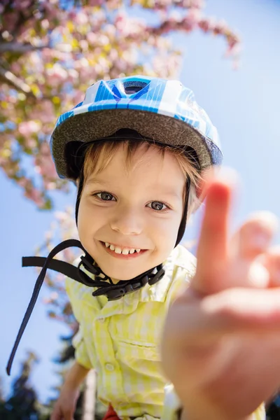 Junge mit Helm blickt in Kamera — Stockfoto