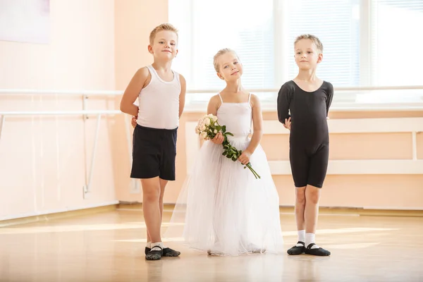 Boys and a girl with flowers posing — Stock Photo, Image