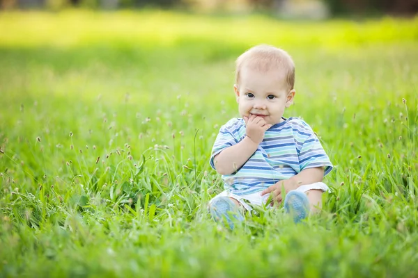 Heureux petit garçon — Photo