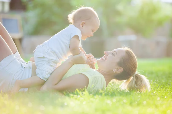 Jonge vrouw en haar zoon — Stockfoto