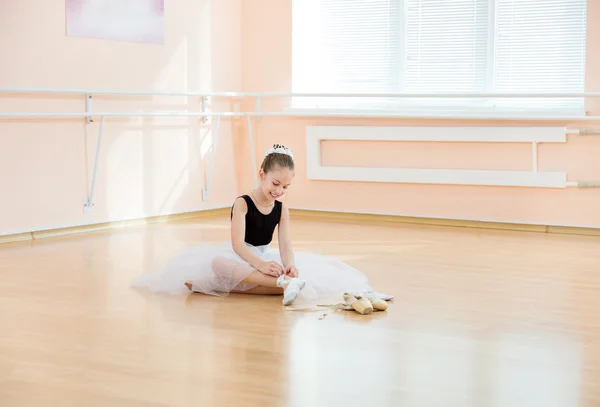 Bailarina cambiando zapatos de baile — Foto de Stock