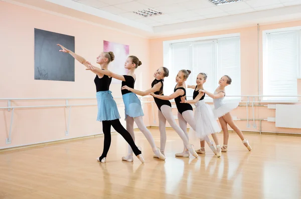 Ballerini a lezione di balletto — Foto Stock