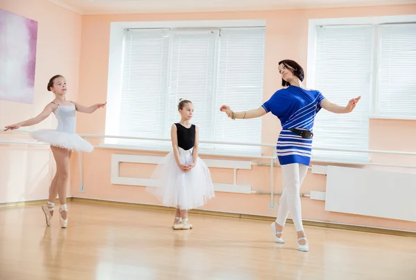 Profesora de ballet y jóvenes estudiantes — Foto de Stock