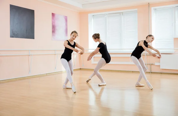 Bailarines en clase de ballet — Foto de Stock
