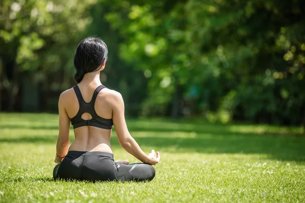 Flicka utövar yoga — Stockfoto