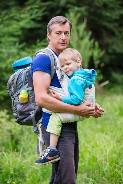 Blanke man draagt zijn zoon — Stockfoto