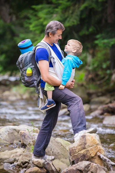 Blanke man draagt zijn zoon — Stockfoto