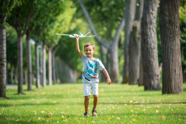 Menino brincando com brinquedo planador — Fotografia de Stock