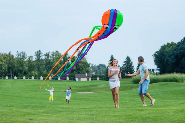 快乐的家庭一起放风筝 — 图库照片