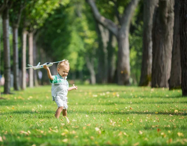 Speelgoed spelen met Toy zweefvliegtuig — Stockfoto