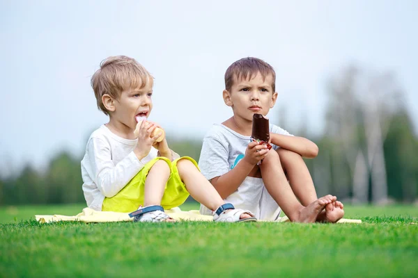 Deux jeunes garçons mangeant de la crème glacée — Photo