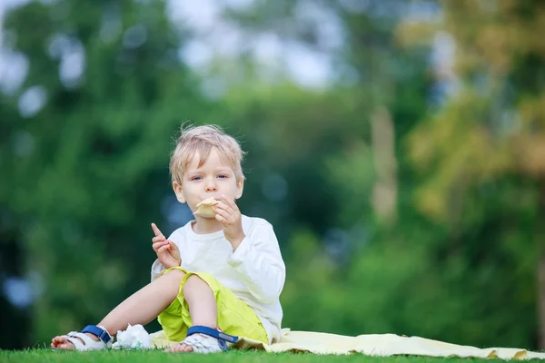 Süßer blonder Junge — Stockfoto