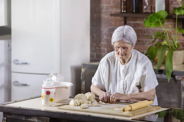 Caucásico Mujer Mayor Preparando Pasteles Cocina Casa — Foto de Stock