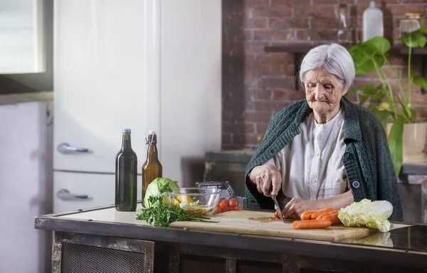 Mujer Mayor Cortando Verduras Frescas Para Ensalada Hábitos Alimenticios Saludables —  Fotos de Stock