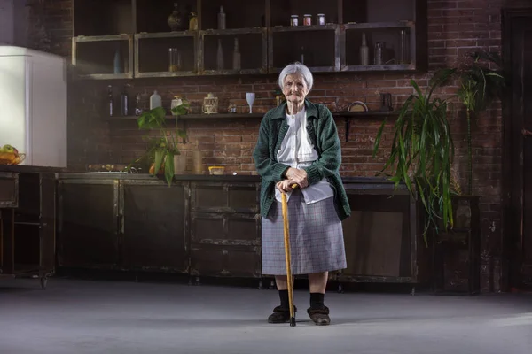 Retrato Mujer Mayor Caucásica Con Bastón Casa — Foto de Stock