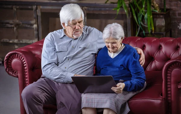 Mature Man Senior Woman Using Laptop While Sitting Couch Making — Stock Photo, Image