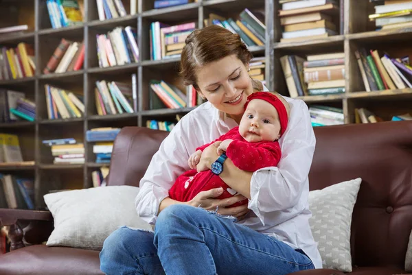 Jeune Femme Petite Fille Sur Canapé Dans Bibliothèque Maison — Photo