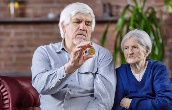 Senior Couple Bitcoin Man Examing Demonstrating Bitcoin Woman Sitting Next — Stock Photo, Image
