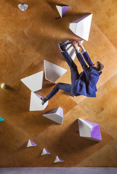 Ung Man Kostym Klättra Svår Väg Konstgjord Vägg Bouldering Gym — Stockfoto