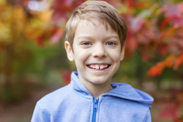 Lindo Joven Sonriendo Pie Parque Otoño Primer Plano Retrato —  Fotos de Stock