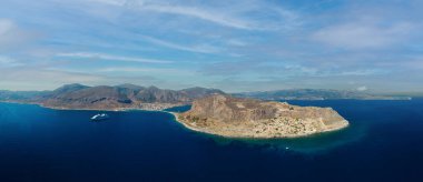 Yunanistan 'ın Mora kentinin Lakonia kentinde yer alan ve anakaraya bağlı Monemvasia adası manzarası