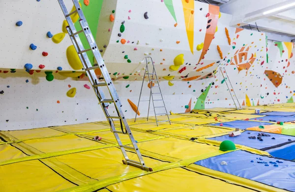 Empty Indoor Bouldering Gym Ladders Next Climbing Walls Waiting Setting — Stock Photo, Image