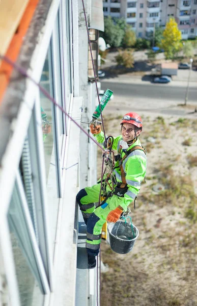 Escalador Industrial Colocando Una Lámina Poliestireno Aislante Pared Edificio — Foto de Stock