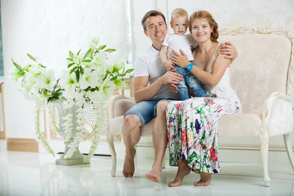 Junge Glückliche Familie Mit Baby Auf Der Heimischen Couch — Stockfoto