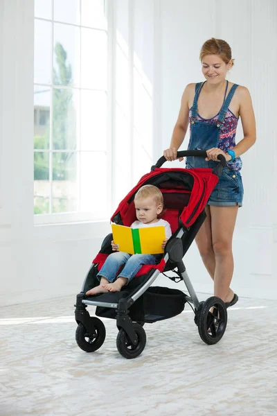 Blanc Jeune Femme Tout Petit Fils Poussette Intérieur Garçon Tenant — Photo