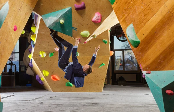 Young Man Suit Climbing Difficult Route Artificial Wall Bouldering Gym — Stock Photo, Image