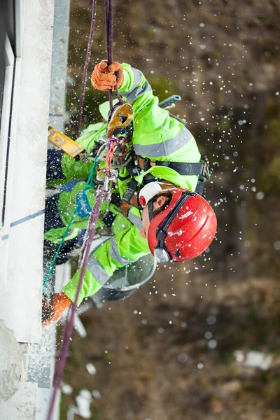 Industrial Climber Winterization Works Cutting Styrofoam Boards Styrofoam Dust Falling — Stock Photo, Image