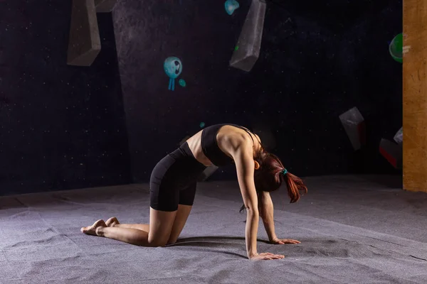 Athletic Young Woman Practicing Yoga Cat Cow Pose Indoor Climbing — Stock Photo, Image