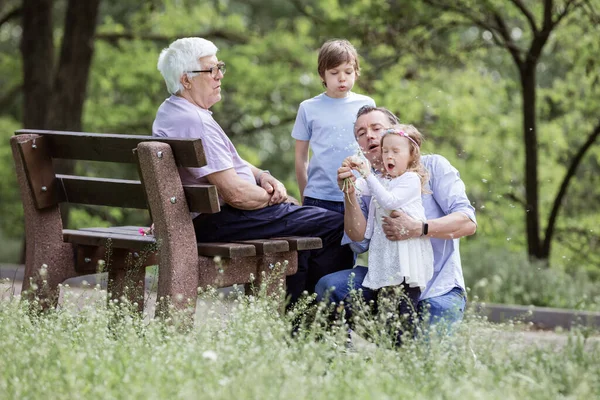 Família Três Gerações Parque Verão Avô Sentado Banco Pai Netos — Fotografia de Stock