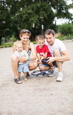 genç ailesi ile iki erkek rc quadrocopter oyuncakla oynamak